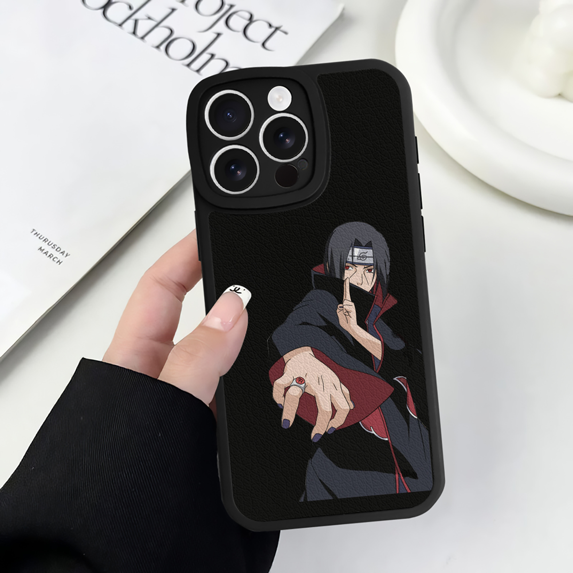 （画像用） NARUTO -ナルト- うちは イタチ Uchiha Itachi 【iPhone 16シリーズ対応】シリコンスマホケース（レザー調） 材質：シリコン